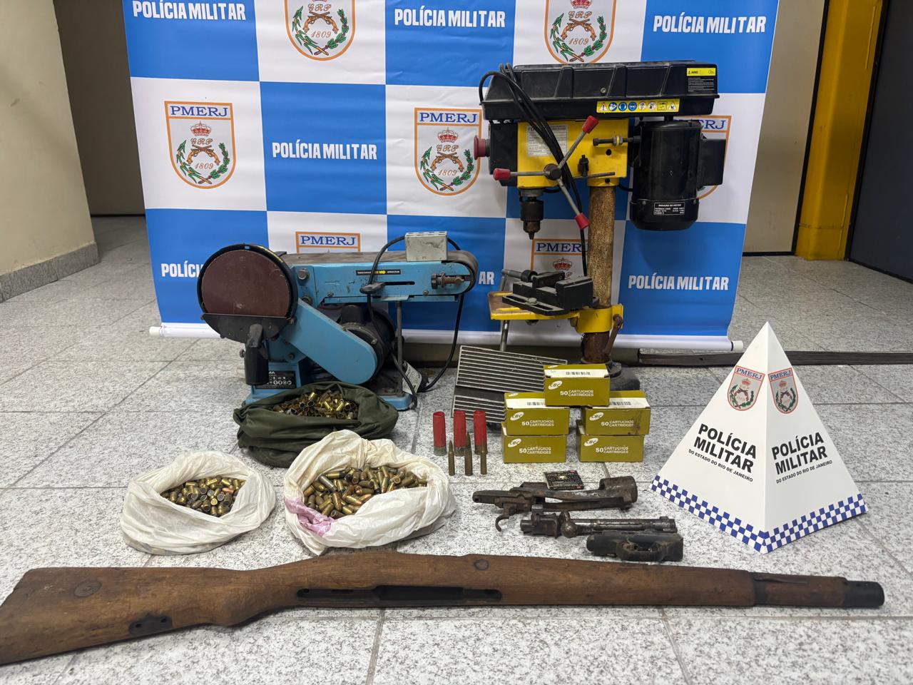 24º BPM apreende rifle e drogas em Itaguaí